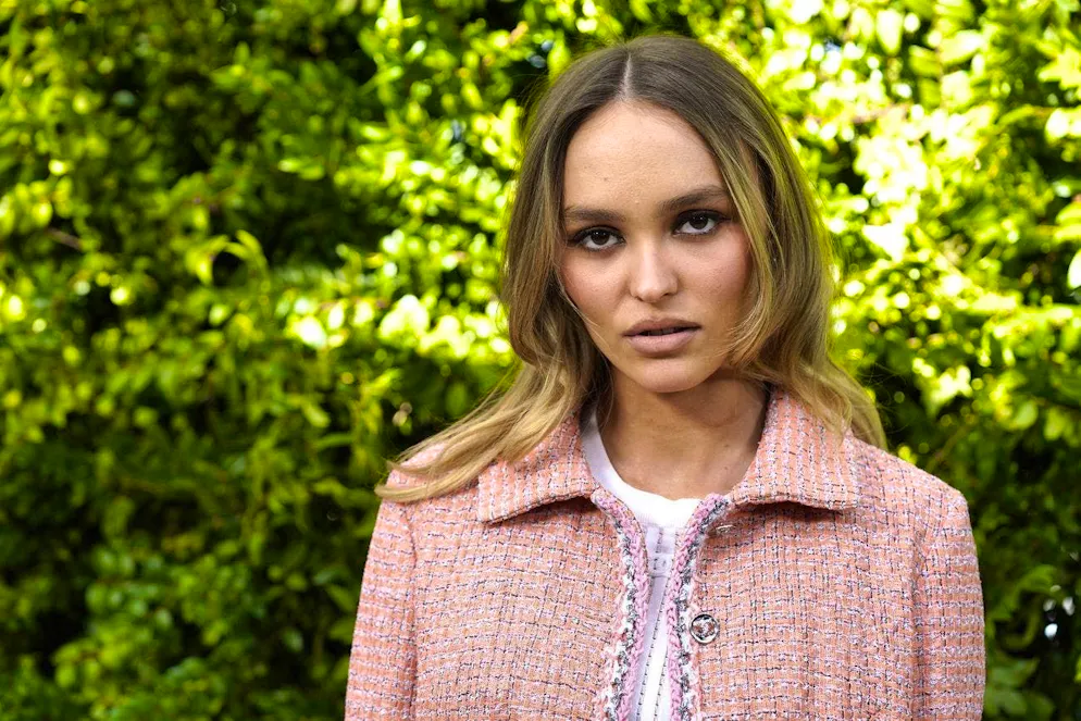 Prominente lassen sich von Jackie Kennedy inspirieren. Lily-Rose Depp führt das Tweedkostüm bei der Gen-Z-Generation wieder ein.