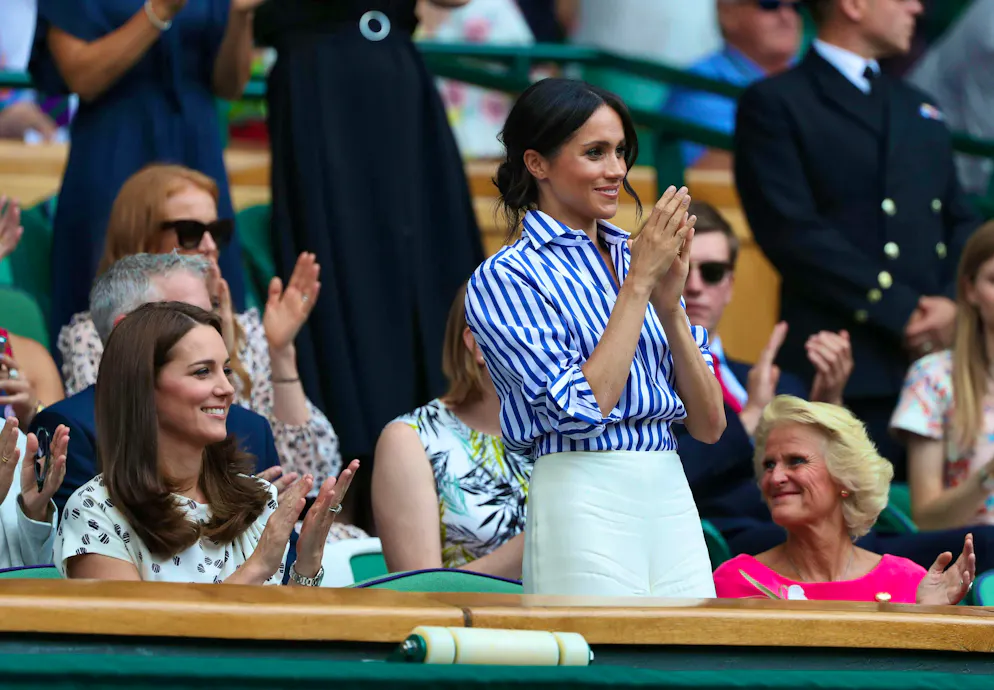 Prominente lassen sich von Jackie Kennedy inspirieren. Meghan Markle besuchte ein Wimbledon-Spiel in einem blau-weiss gestreiften Hemd.