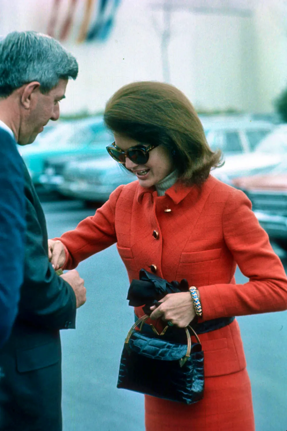 Prominente lassen sich von Jackie Kennedy inspirieren. Bei einem Besuch in Montreal im April 1967 hatte Jackie Kennedy ebenfalls auf einen roten Zweiteiler gesetzt.
