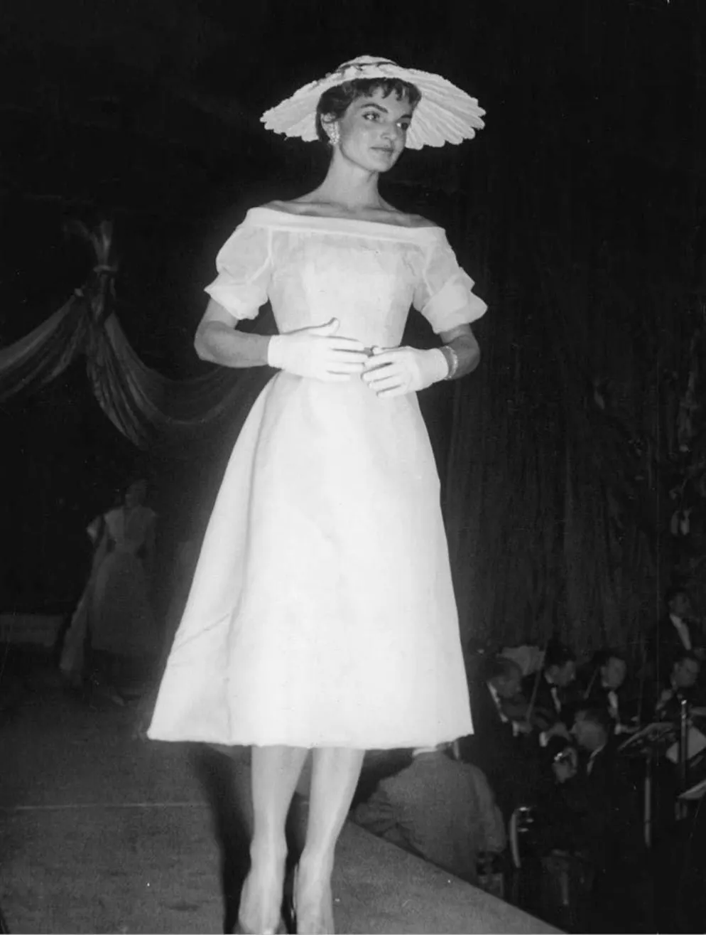 Prominente lassen sich von Jackie Kennedy inspirieren. Entblösste Schultern sind in den Archivbildern, die die ehemalige First Lady zeigen, nicht schwer zu finden.