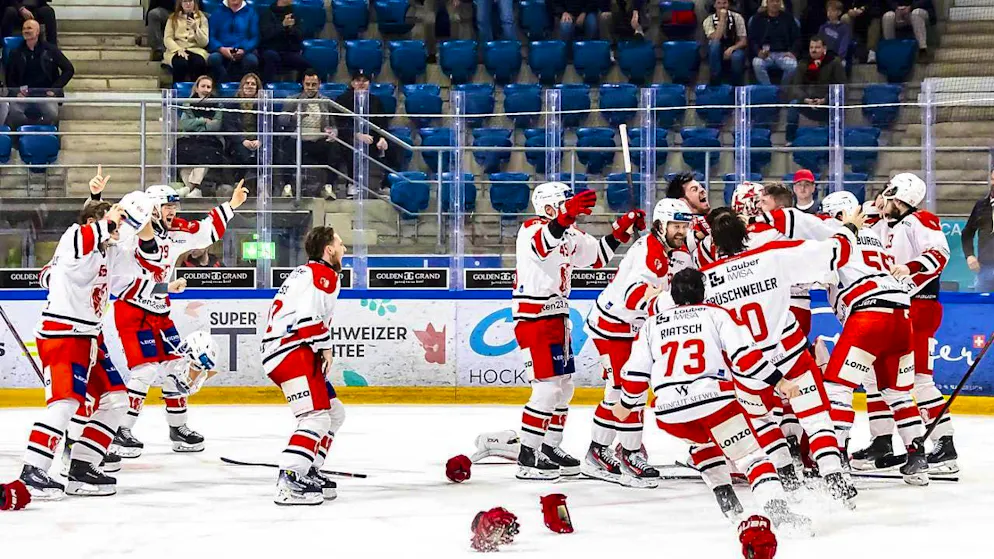 Visp wins Swiss League and aims for the National League - Gallery. After the final buzzer, there was no stopping the players of the new B champions EHC Visp