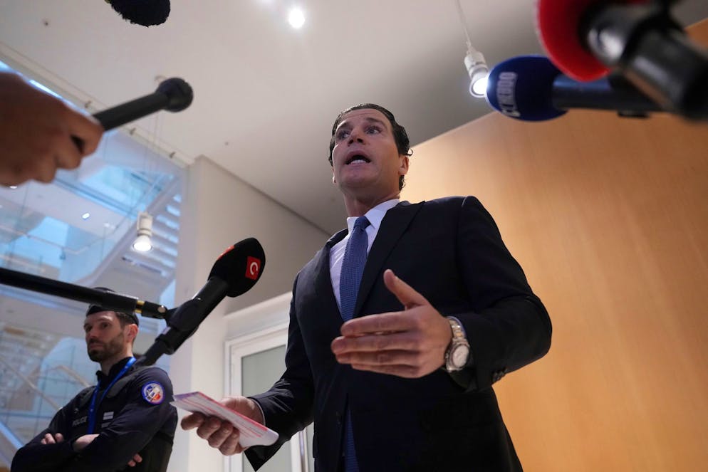 Frauen unangemessen berührt? Gérard Depardieu weiter vor Gericht. Depardieus Strafverteidiger sorgte für Aufregung. (Bild vom Prozessauftakt)