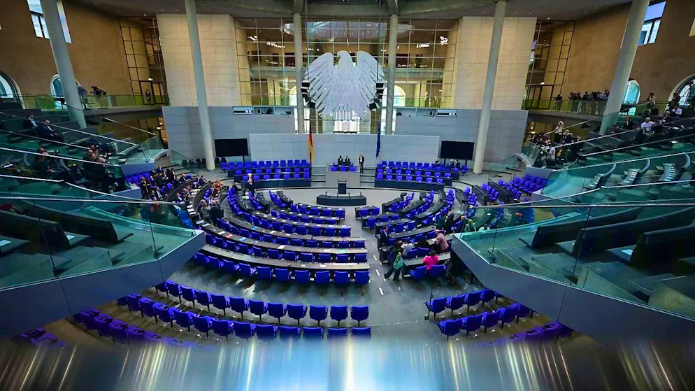 Members of parliament arrive for the constituent session of the new Bundestag. Photo: Sebastian Christoph Gollnow/dpa