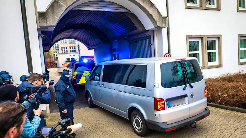 dpatopbilder - Daniela Klette arrives at the Higher Regional Court of Celle in a gray van. Photo: Sina Schuldt/dpa - ATTENTION: The license plate number has been pixelated for legal reasons