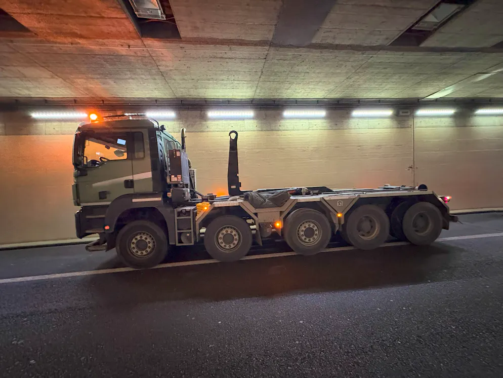 Der Lastwagen beschädigt den Tunnel. 