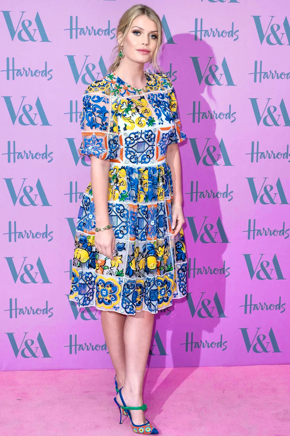 Prominente lassen sich von Jackie Kennedy inspirieren. Dolce Vita-Vibes bei Lady Kitty Spencer: Die Nichte von Lady Di setzte 2018 auf ein Sommerkleid von Dolce & Gabbana...
