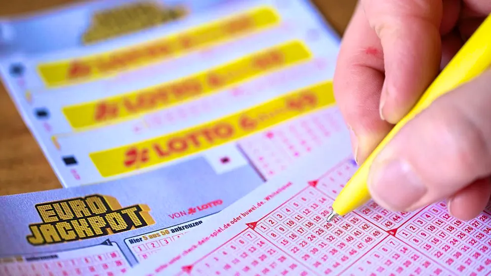 ARCHIVE - A woman fills out a lottery ticket. Photo: Bernd Weißbrod/dpa