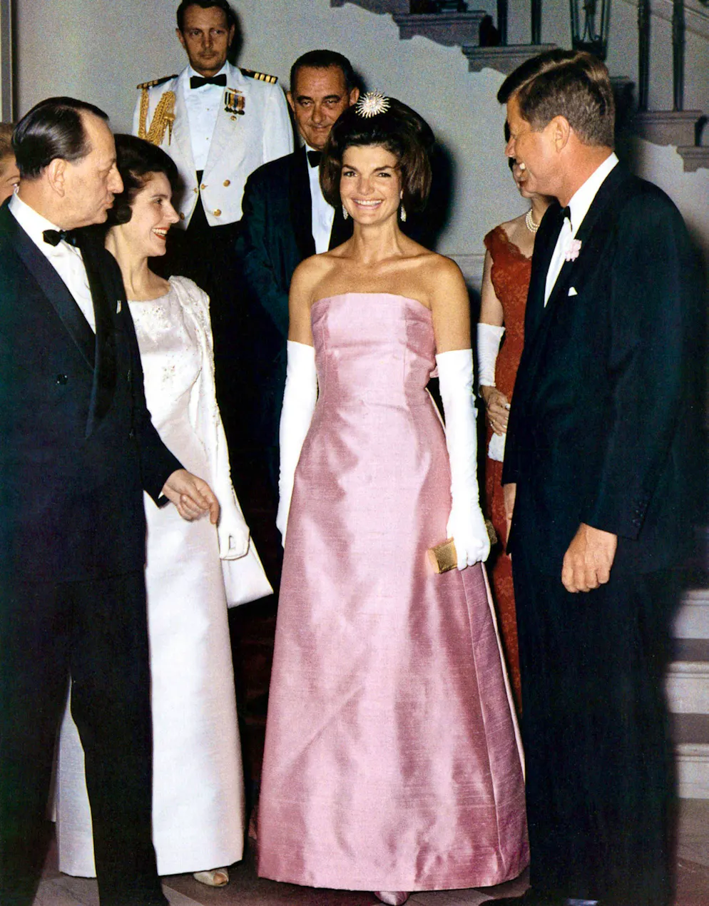Prominente lassen sich von Jackie Kennedy inspirieren. Grosser Auftritt im Weissen Haus: Auch lange Handschuhe gehörten zum Signature Style von Jackie Kennedy. 1962 setzte sie auf ein weisses Paar, um das bodenlange Rosafarbene Bustier-Kleid zu ergänzen.