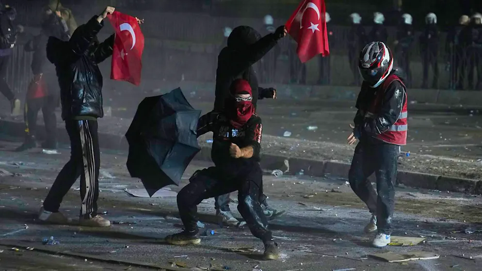 dpatopbilder - Die Polizei feuert während einer Demonstration Tränengas ab, nachdem der Bürgermeister von Istanbul, Imamoglu, festgenommen und inhaftiert wurde. Foto: Khalil Hamra/AP/dpa