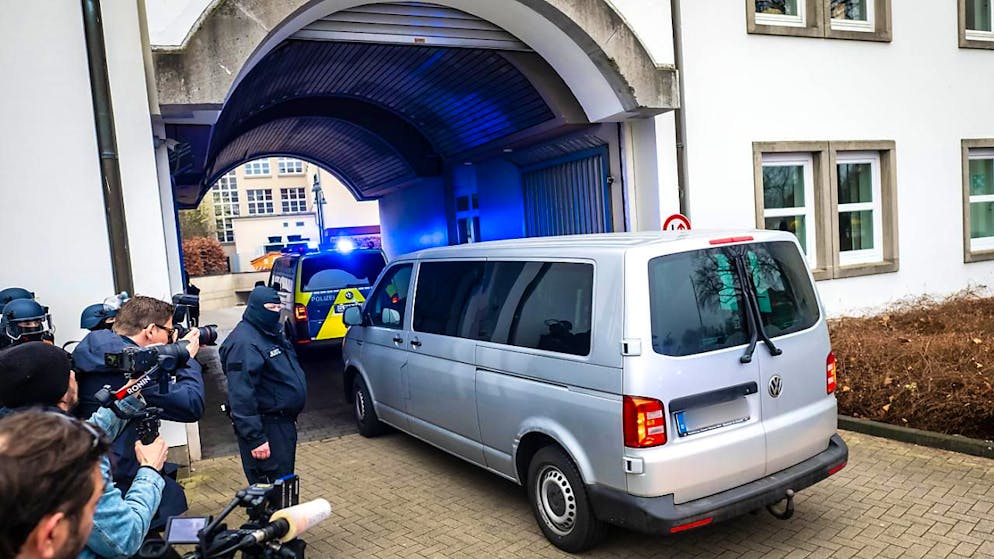 dpatopbilder - Daniela Klette kommt mit einem grauen Transporter am Oberlandesgericht Celle an. Foto: Sina Schuldt/dpa - ACHTUNG: Das Kennzeichen wurde aus rechtlichen Gründen gepixelt