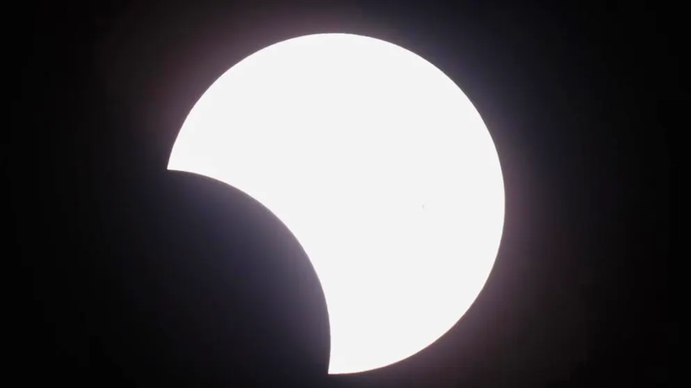 Sabato, tempo permettendo, si potrà vedere un'eclissi solare parziale. (Immagine d'archivio).