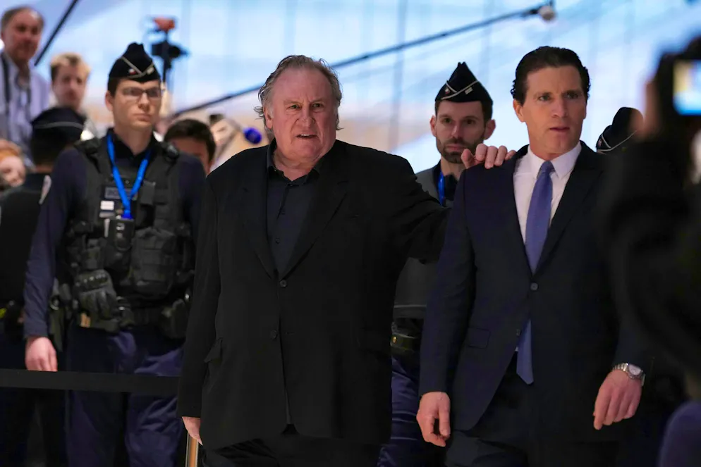 Touching women inappropriately? Gérard Depardieu still on trial. Depardieu leaned lightly on his lawyer as he walked into the courtroom. (Picture from the start of the trial)