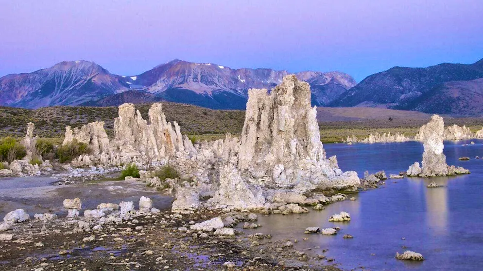 Mono Lake in California is an example of a large soda lake in which life could have originated. (archive image)