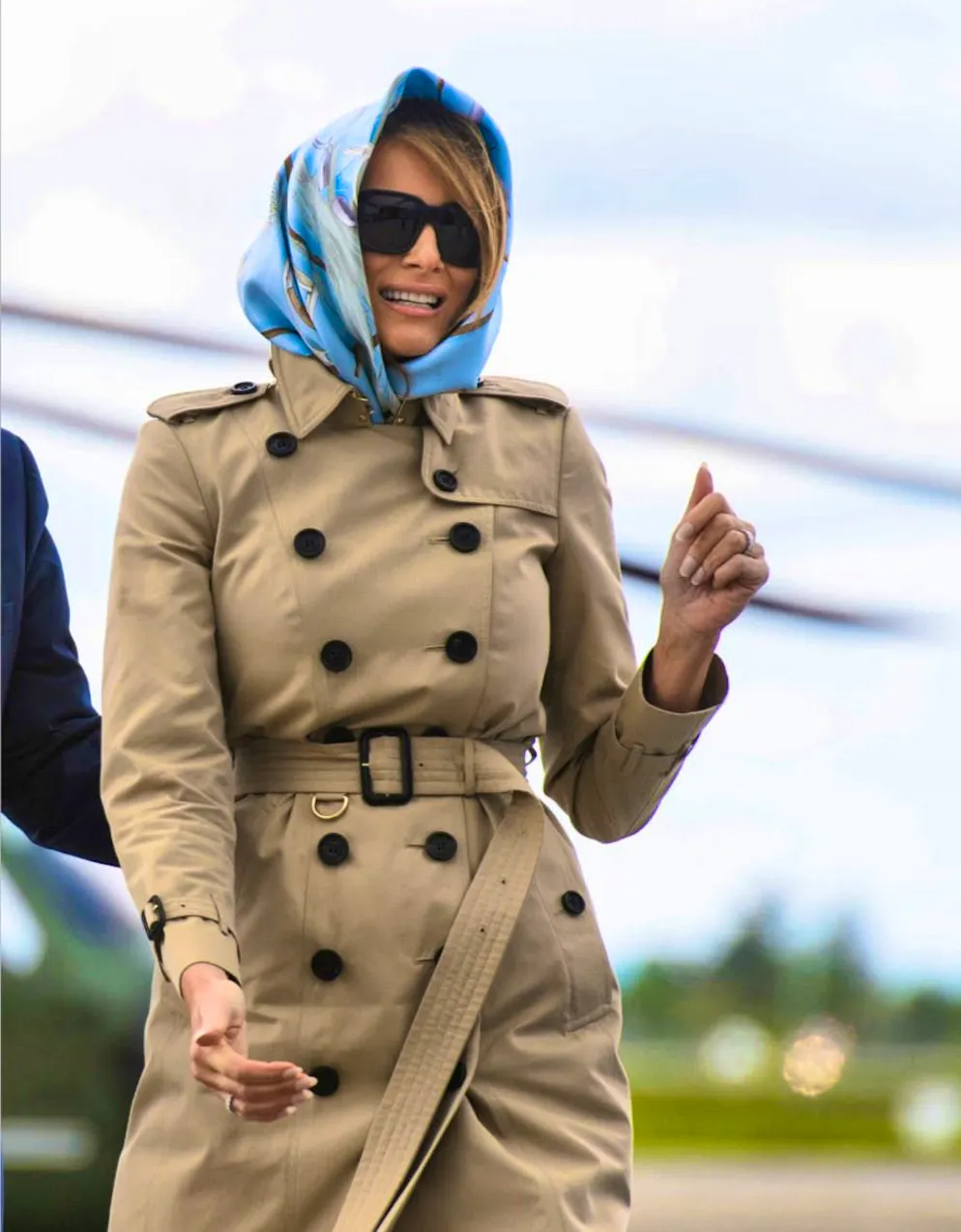 Prominente lassen sich von Jackie Kennedy inspirieren. Am 7. Juni 2019, als das Ehepaar Trump Irland besuchte, inspirierte sich Melania Trump von Jackie Kennedy und trug einen Trenchcoat und ein auf dem Kopf gebundenes Seiden-Carré.