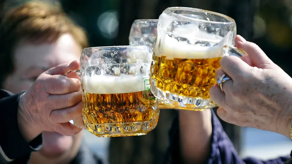 Ein Grund für den Alkoholkonsum dürfte laut den Forschenden die vermehrten soziale sein, die sich beim Sport knüpfen lassen. (Archivbild)