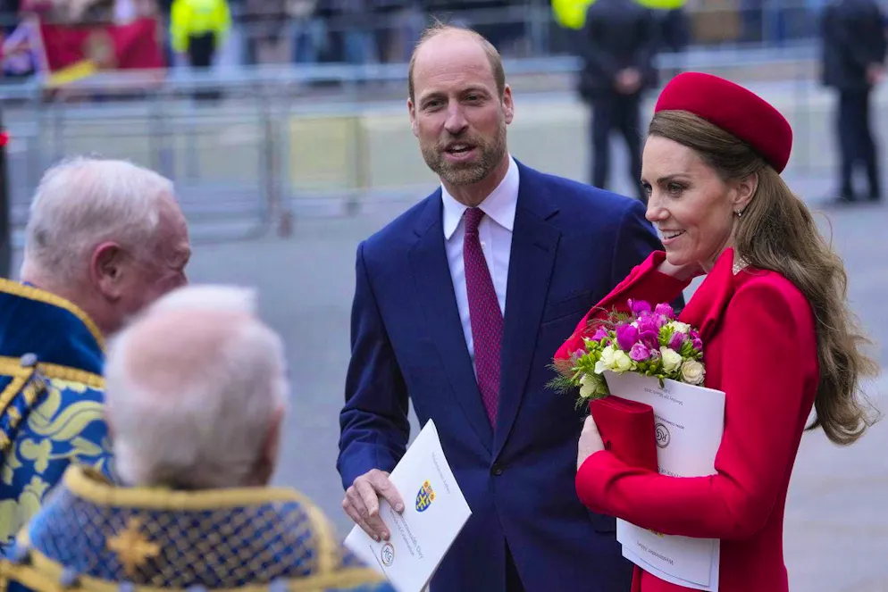 Prominente lassen sich von Jackie Kennedy inspirieren. Am 10. März 2025 nahm Prinzessin Catherine zum ersten Mal seit zwei Jahren wieder an der Zeremonie zum Commonwealth Day teil. Zu diesem Anlass trug Kate ein Mantelkleid mit einem Schleifendetail von Catherine Walker, das sie mit einem Pillbox-Hut  kombinierte – eine eindeutige Hommage an Jackie Kennedy.  