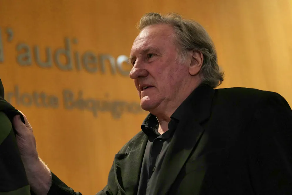Touching women inappropriately? Gérard Depardieu still on trial. For health reasons, Depardieu should not sit in court for more than six hours. (Picture from the start of the trial)