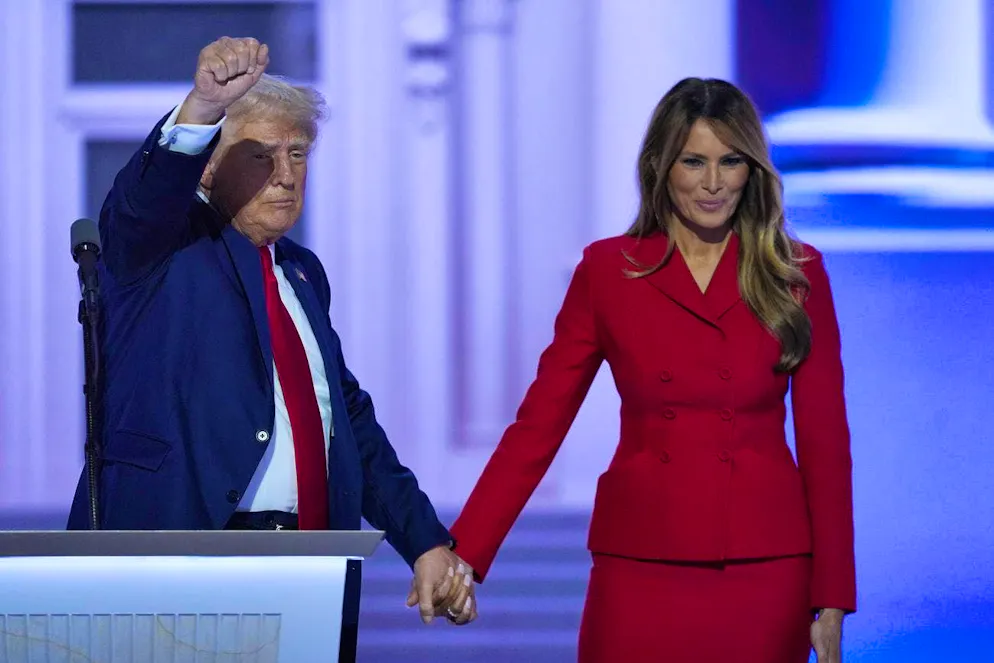 Prominente lassen sich von Jackie Kennedy inspirieren. Lady in Red – Im Juli 2024 trug Melania Trump ein rotes Kostüm von Dior, eine Neuinterpretation des berühmten <em>Bar Suits</em>, bestehend aus einer taillenbetonten Jacke und einem knielangen, geraden Rock.