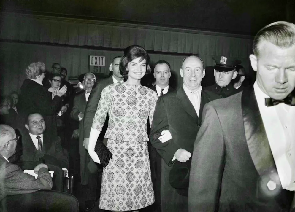 Prominente lassen sich von Jackie Kennedy inspirieren. ...Und erinnerte an Jackie Kennedys Auftritt im März 1961.