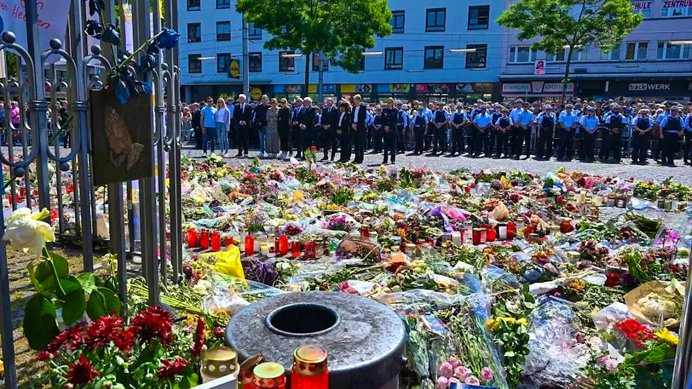 ARCHIVE - Flowers and candles lie near the scene of the crime. Photo: Bernd Weißbrod/dpa