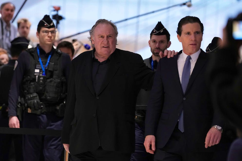 Frauen unangemessen berührt? Gérard Depardieu weiter vor Gericht. Beim Gang in den Gerichtssaal stützte Depardieu sich leicht auf seinen Anwalt. (Bild vom Prozessauftakt)