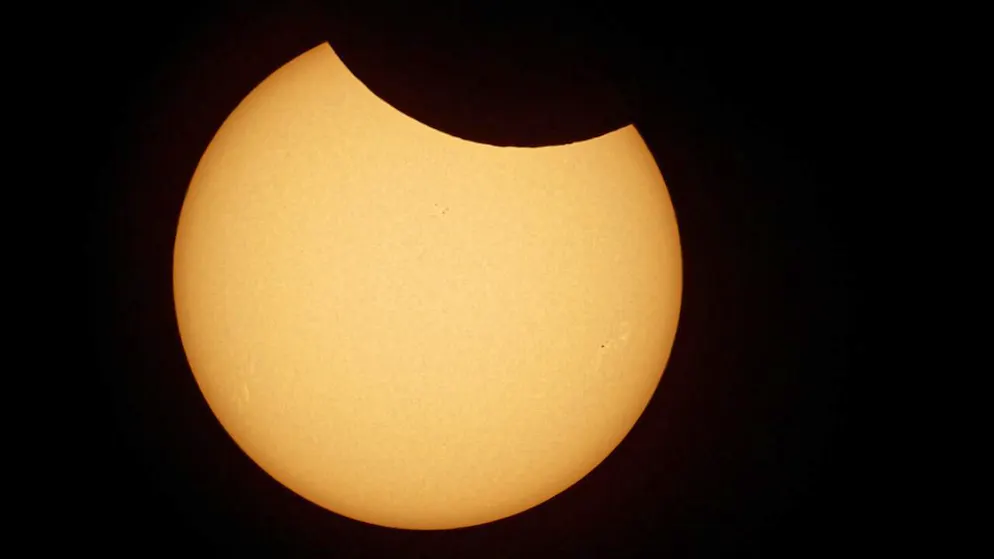 Nur ein kleiner Teil der Sonne wird bei einer partiellen Sonnenfinsternis vom Mond verdeckt. (Archivbild)