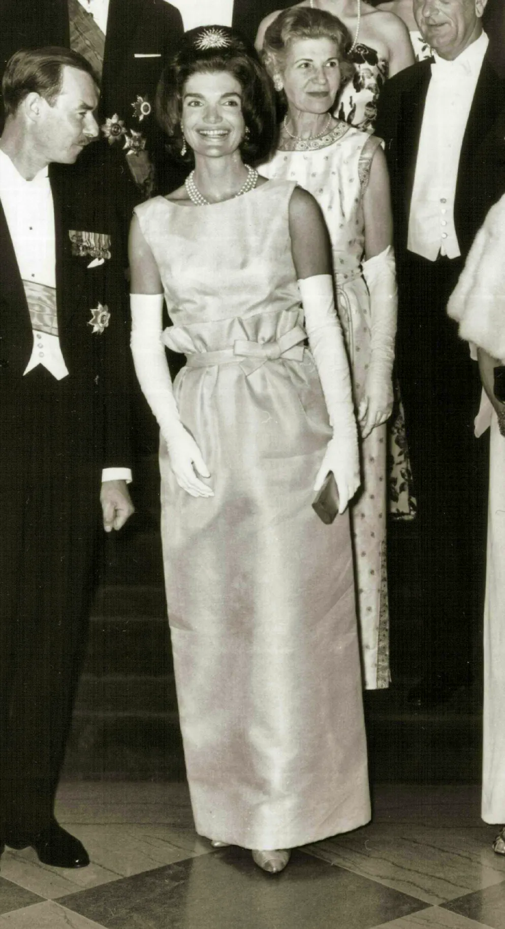 Prominente lassen sich von Jackie Kennedy inspirieren. Pure Eleganz: Im April 1963 trug die First Lady bei einer Zeremonie im Weissen Haus einen Rock mit einem Schleifen-Detail an der Taille und sorgte für einen memorablen Auftritt.