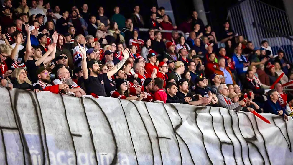 Visp wins Swiss League and aims for the National League - Gallery. The EHC Visp fan curve with a banner reading "Holed der Chibl!"