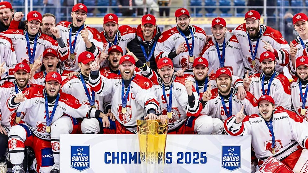 Visp gewinnt Swiss League und schielt Richtung National League - Gallery. Das Meisterfoto des EHC Visp