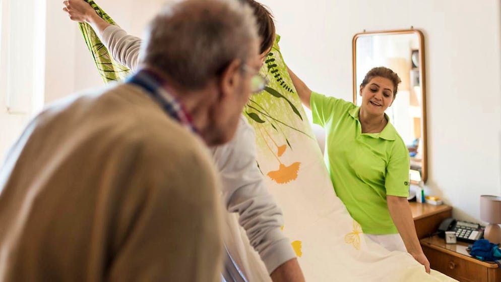 Zivildienst mit neuem Rekord: Ein Zivildienstleistender hilft einer Gesundheitsfachfrau in einem Altersheim. (Archivbild)