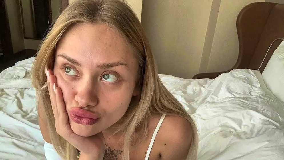 Dopo più di una settimana senza segni di vita, la modella ucraina Only Fans Maria Kovalchuk è stata trovata gravemente ferita sul ciglio della strada a Dubai.