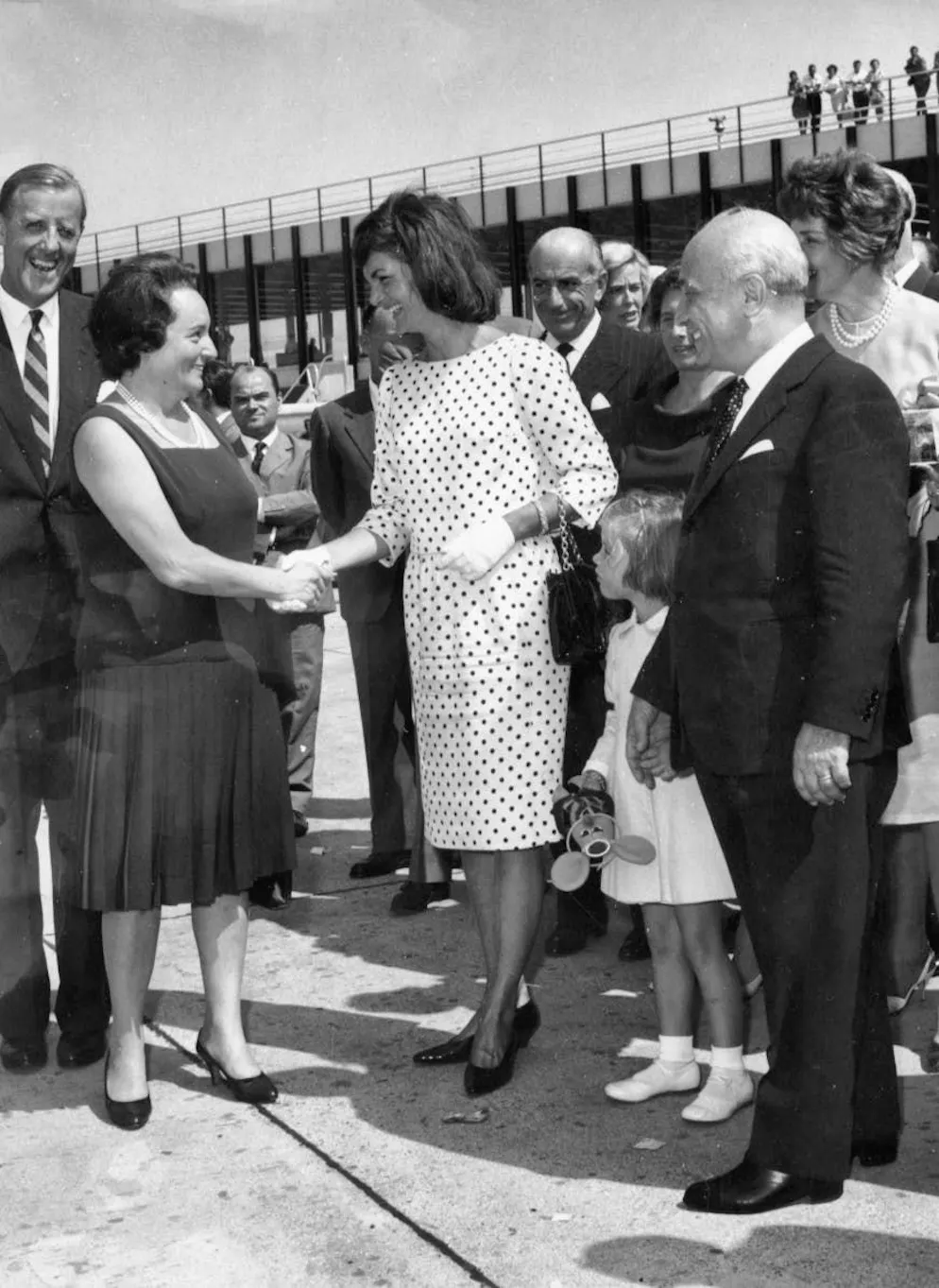 Prominente lassen sich von Jackie Kennedy inspirieren. Jacqueline Kennedy am 2. Februar 1962 in einem Kleid mit Polka Dots, Muster, das in den 1960er Jahren in Mode war.