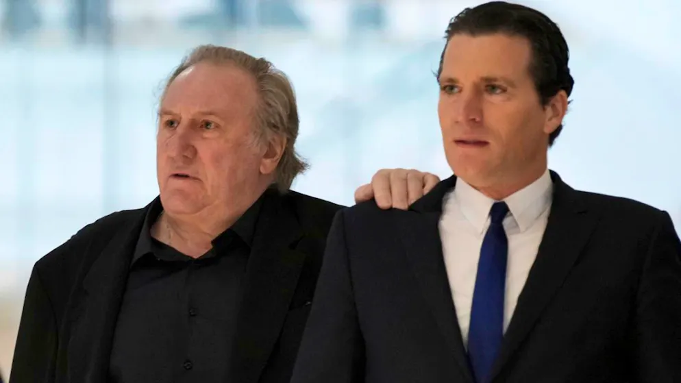 dpatopbilder - Der Schauspieler Gerard Depardieu (l) kommt mit seinem Anwalt Jeremie Assous zu seinem Prozess. Foto: Aurelien Morissard/AP/dpa