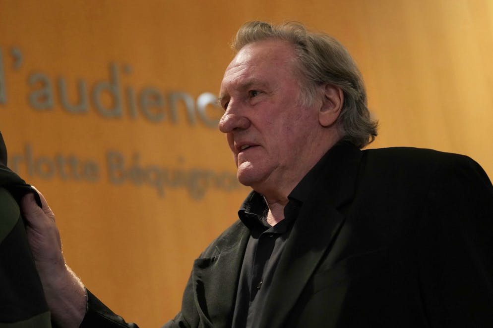 Frauen unangemessen berührt? Gérard Depardieu weiter vor Gericht. Depardieu soll aus gesundheitlichen Gründen nicht mehr als sechs Stunden in der Verhandlung sitzen. (Bild vom Prozessauftakt)