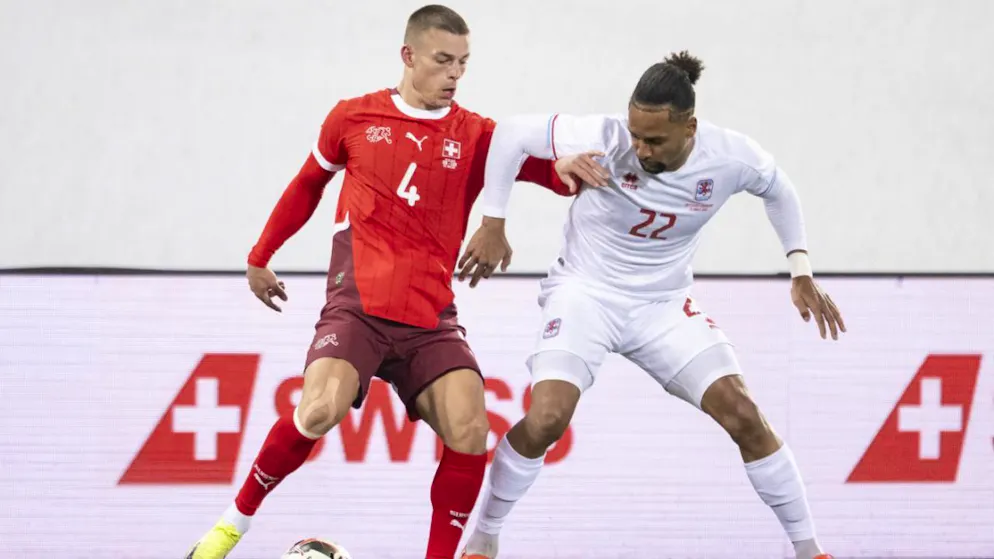 Miro Muheim im Zweikampf mit Luxemburgs Marvin Martins.