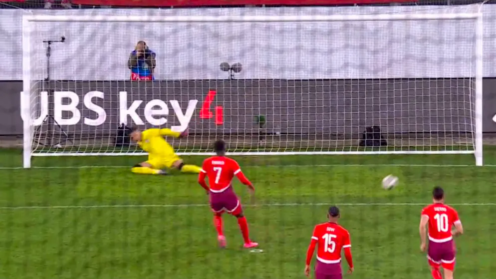 Breel Embolo verwandelt den Elfmeter souverän.