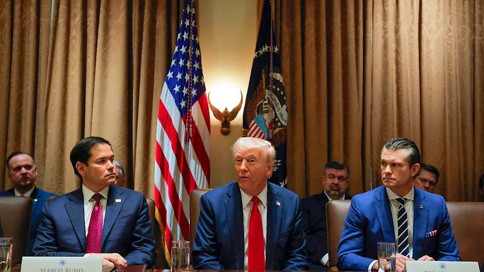 ARCHIV - US-Präsident Donald Trump (M) spricht während seiner erste Kabinettssitzung nach seiner Wiederwahl im Weißen Haus, während Außenminister Marco Rubio und Verteidigungsminister Pete Hegseth zuhören. Der Chefredakteur des US-Magazins «The Atlantic» ist nach eigenen Angaben versehentlich in einen geheimen Gruppenchat der US-Regierung aufgenommen worden, in dem offenbar hochsensible Militärpläne erörtert wurden. Foto: Uncredited/Pool/dpa