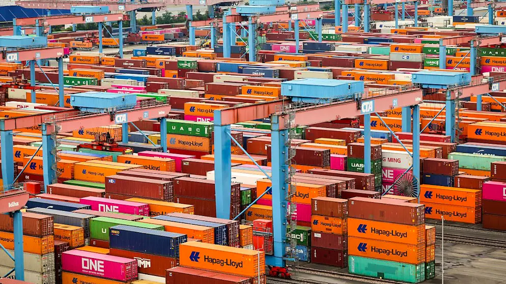 Container am Hamburger Hafen: Laut einer Studie könnte die europäische Wirtschaft vom Abbau der Handelsschranken innerhalb der Union profitieren - trotz US-Zöllen. (Archivbild)