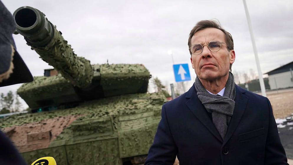ARCHIV - Schwedens Ministerpräsident Ulf Kristersson nach einer Zeremonie anlässlich der Integration des schwedischen mechanisierten Infanteriebataillons in die multinationale NATO-Brigade. Die Regierung will jetzt Milliarden in das Militär investieren. Foto: Roman Koksarov/AP/dpa/Archiv