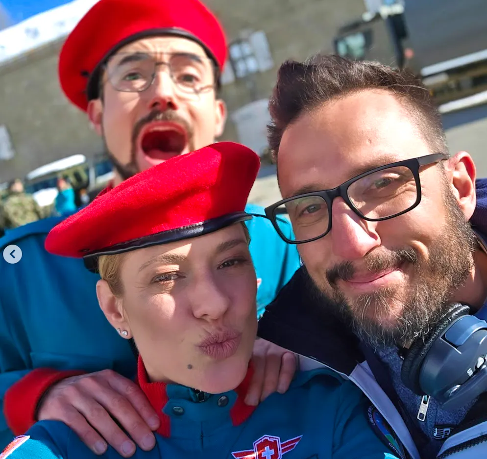 «Frontaliers Sabotage»: Christa Rigozzi erstmals in Kinofilm zu sehen. Die Dreharbeiten von «Frontaliers Sabotage» mit Christa Rigozzi sind am 24. März 2025 in der Kaserne del Motto Bartola bei Airolo TI gestartet. 