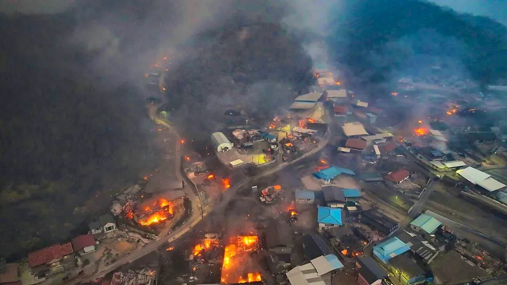 dpatopictures - Houses burn in a village in Uiseong, South Korea, after being caught in a forest fire triggered by strong winds. Photo: Yoon Gwan-shick/Yonhap via AP/dpa