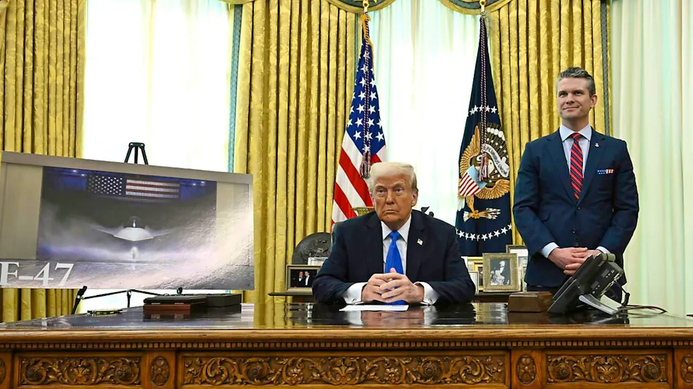 US-Präsident Donald Trump und Verteidigungsminister Pete Hegseth im Oval Office des Weißen Hauses. Foto: Uncredited/POOL/dpa