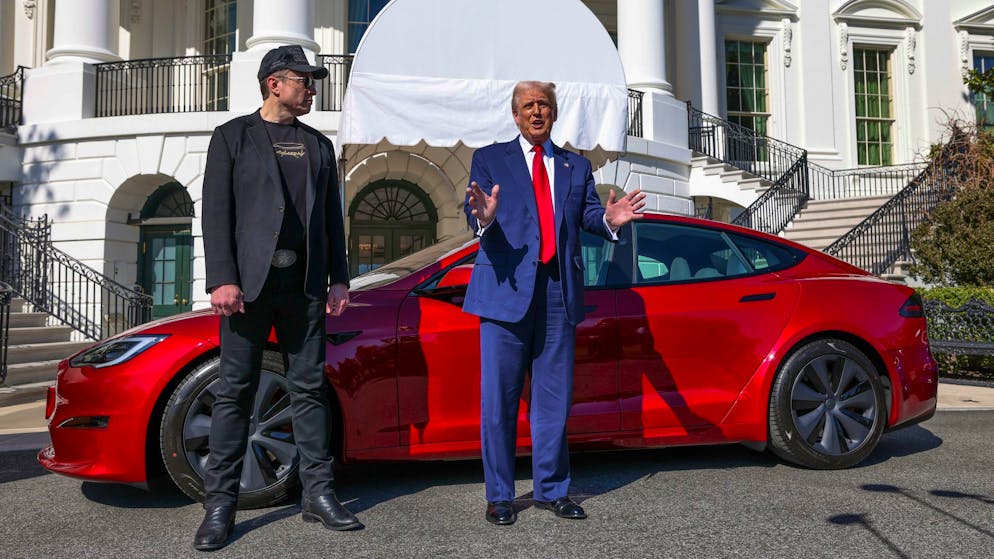 Auch wegen Trump. Tesla schliesst erstmals ein Jahr mit Umsatzrückgang ab – Musk gibt Modelle auf