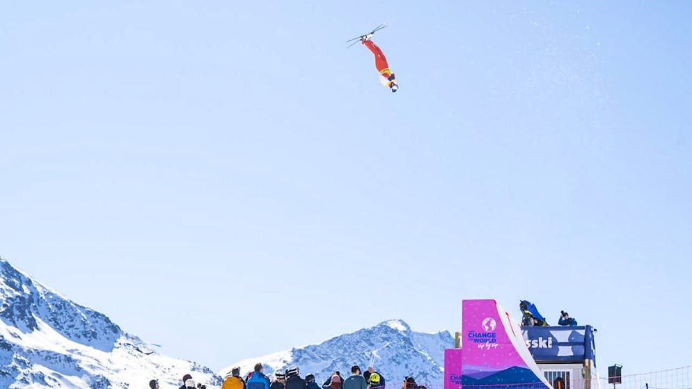Eindrückliches Bild: Noé Roth hebt beim Testevent in St. Moritz rund 14 m ab