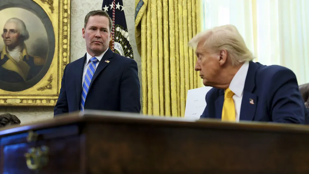 Trump stellte Mike Waltz demonstrativ neben sich. 