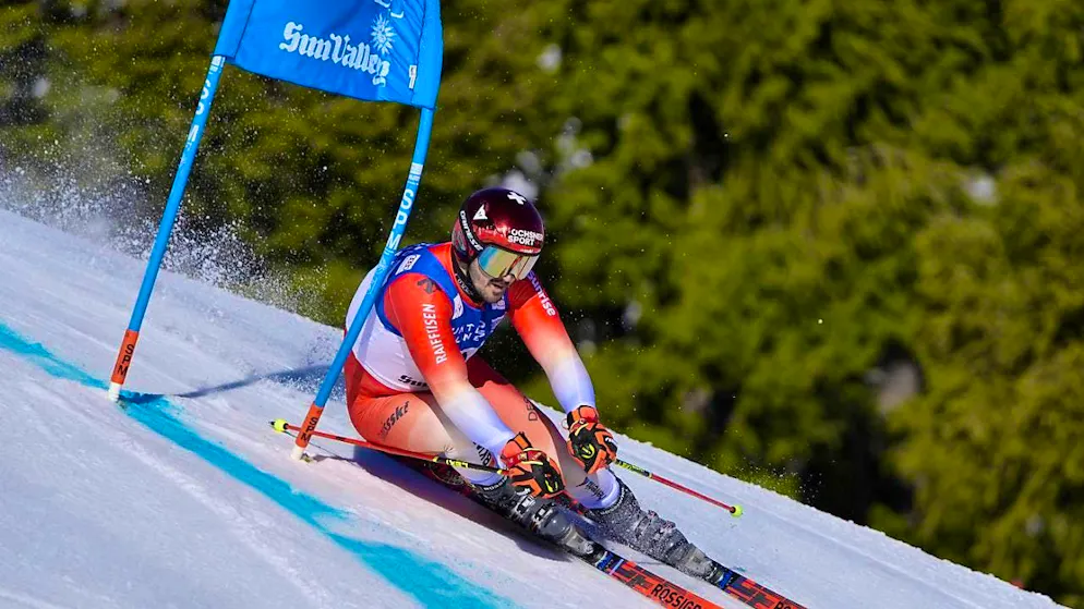 Loïc Meillard sets the clear fastest time in the first run