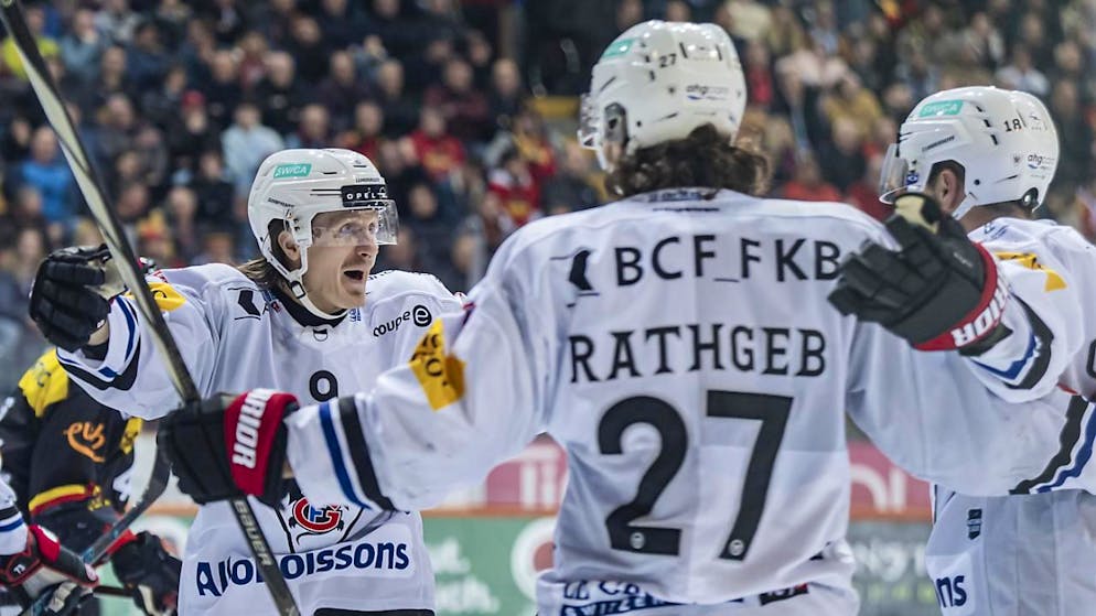 Fribourg-Gottéron eliminiert den SCB - Gallery. Gottéron jubelt in Bern - Verteidiger Yannick Rathgeb erzielt den Gamewinner zum 2:0.