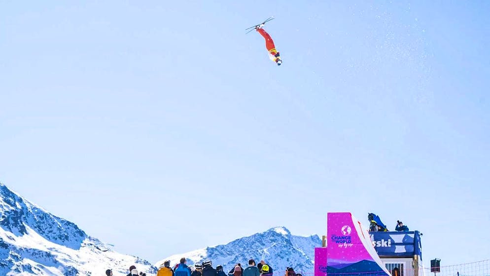 Impressive picture: Noé Roth takes off around 14 m at the test event in St. Moritz