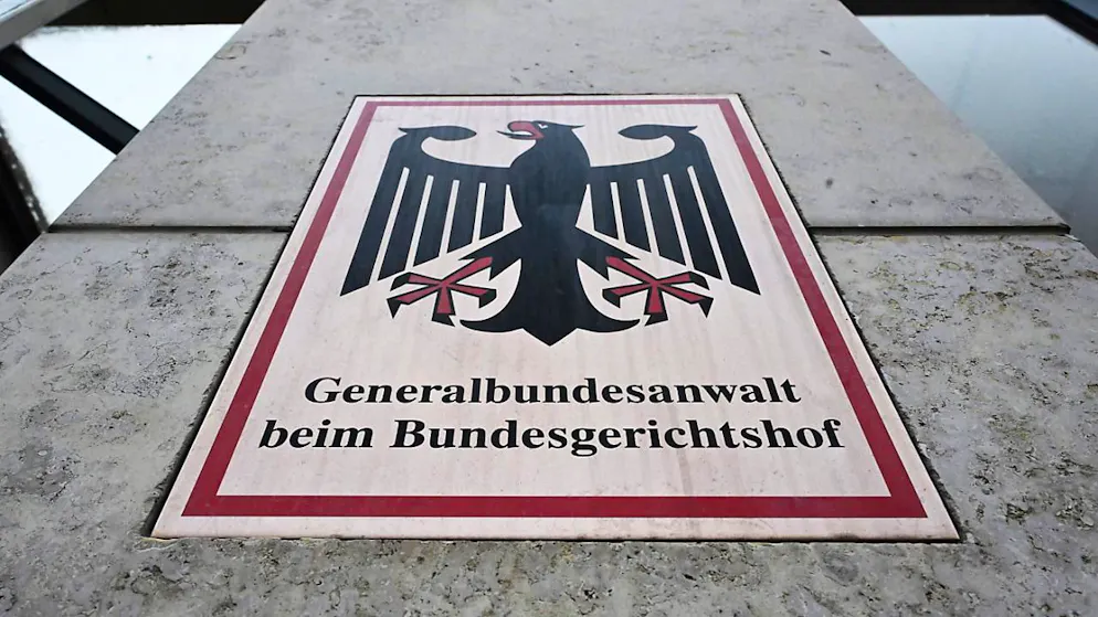 ARCHIV - Ein Hinweisschild mit Bundesadler und dem Schriftzug "Generalbundesanwalt beim Bundesgerichtshof", aufgenommen vor der Bundesanwaltschaft. Foto: Uli Deck/dpa