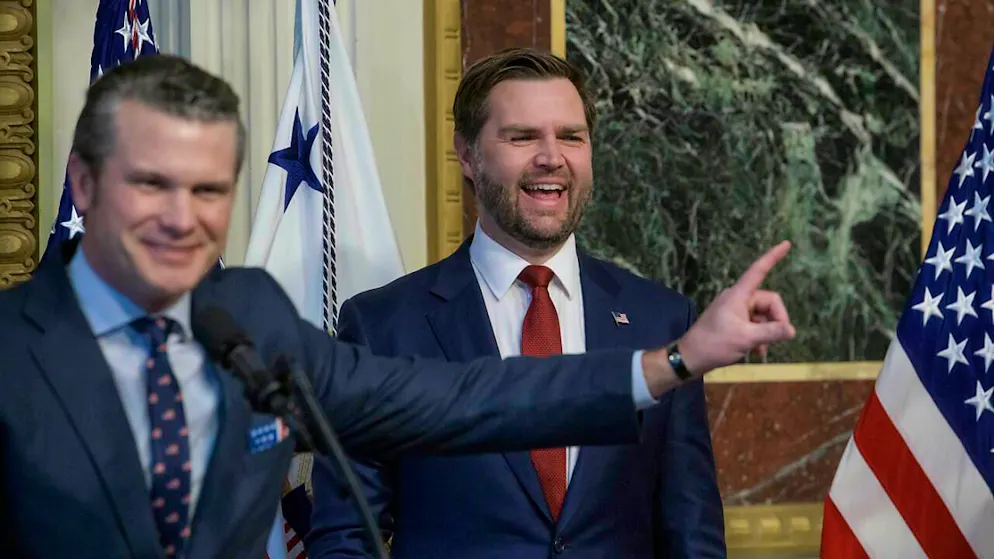 ARCHIV - Pete Hegseth spricht nach seiner Vereidigung als Verteidigungsminister durch Vizepräsident JD Vance. «The Atlantic» hat Screenshots eines geheimen Chats von Mitgliedern der Trump-Regierung veröffentlicht. Foto: Rod Lamkey/FR172078/dpa/Archiv